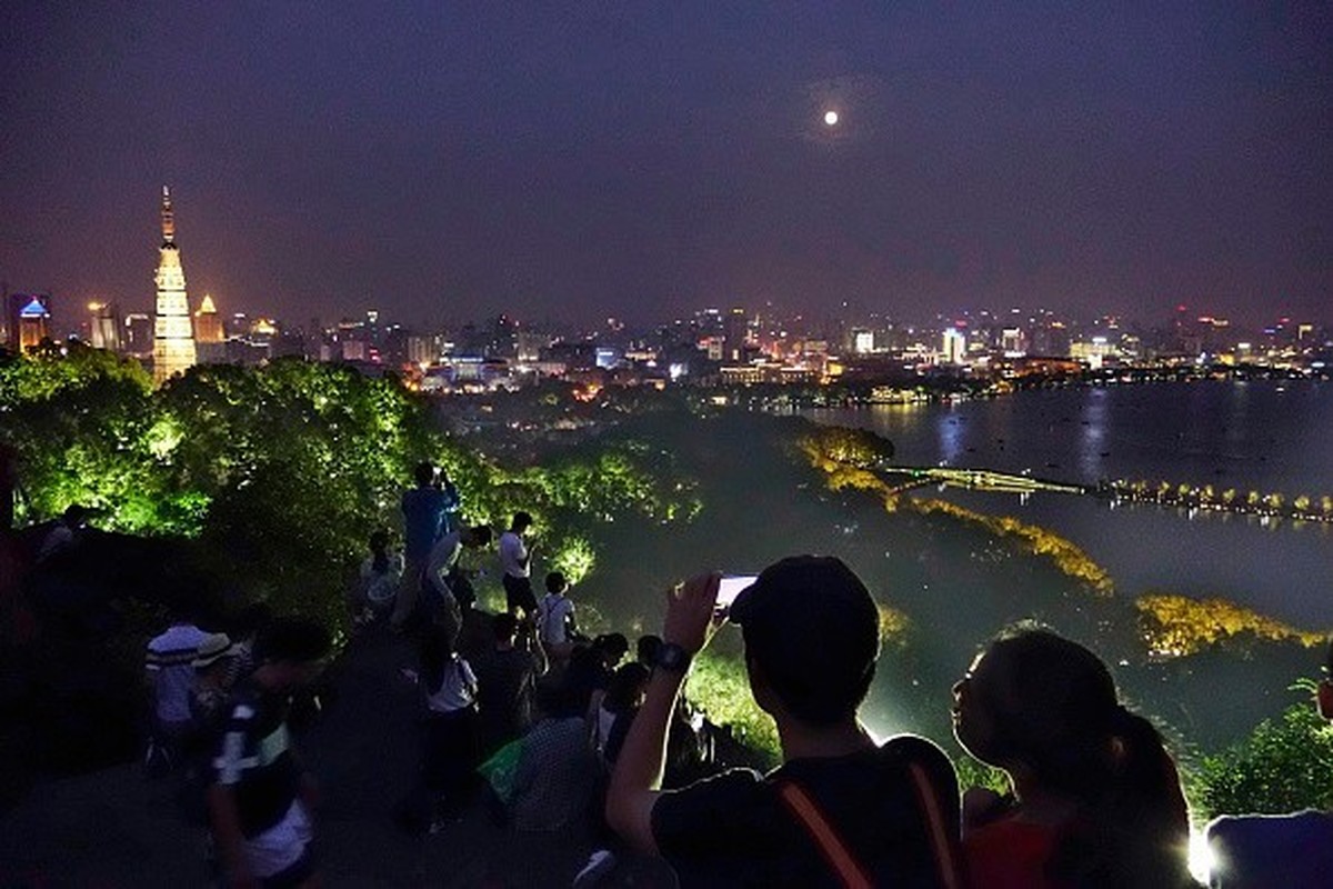 The gioi ngam Mat trang to sang nhat dem Trung thu-Hinh-4